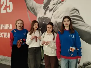 Участникам и гостям фестиваля «Была Война…Была Победа!» добровольцы вручили георгиевские ленточки